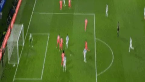 省委书记参与校园足球活动，与小同学们同场竞技